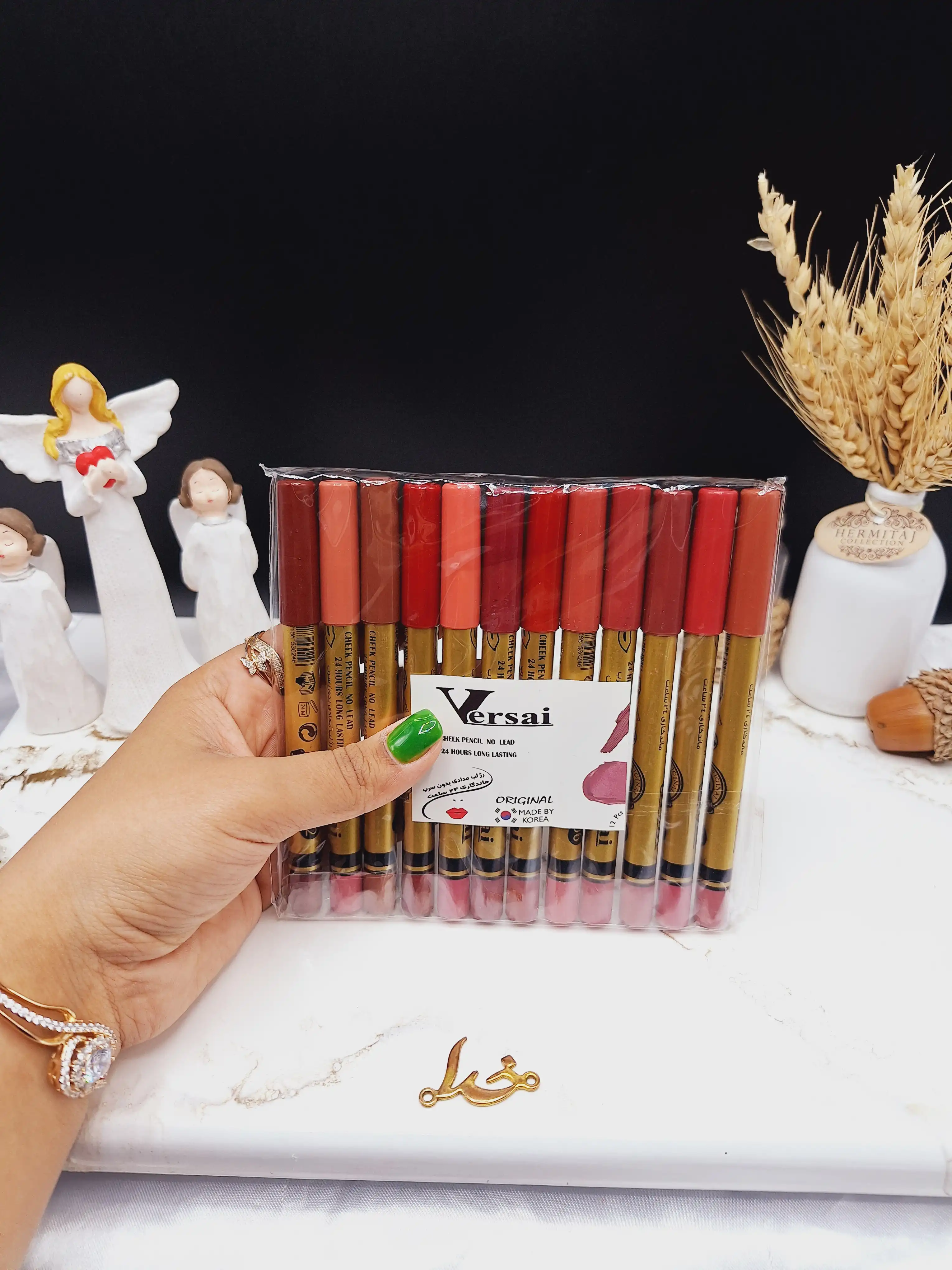 رژ مدادی با کیفیت ورسای Versai پوکه طلایی درب مشکی (اصلی) بسته 12 عددی