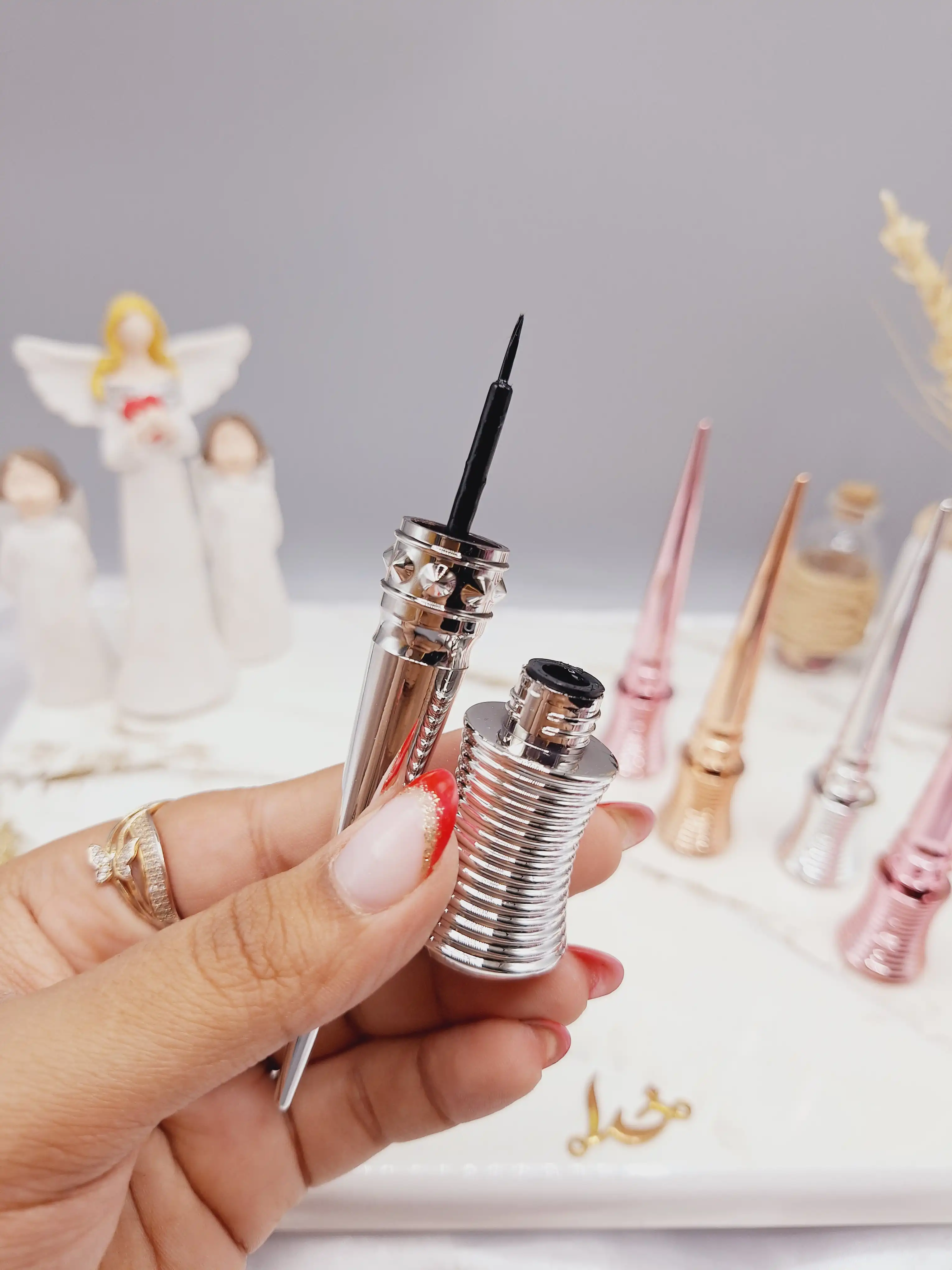 خط چشم مویی طرح پوکه استوانه ای برند Beauty model کد E4037