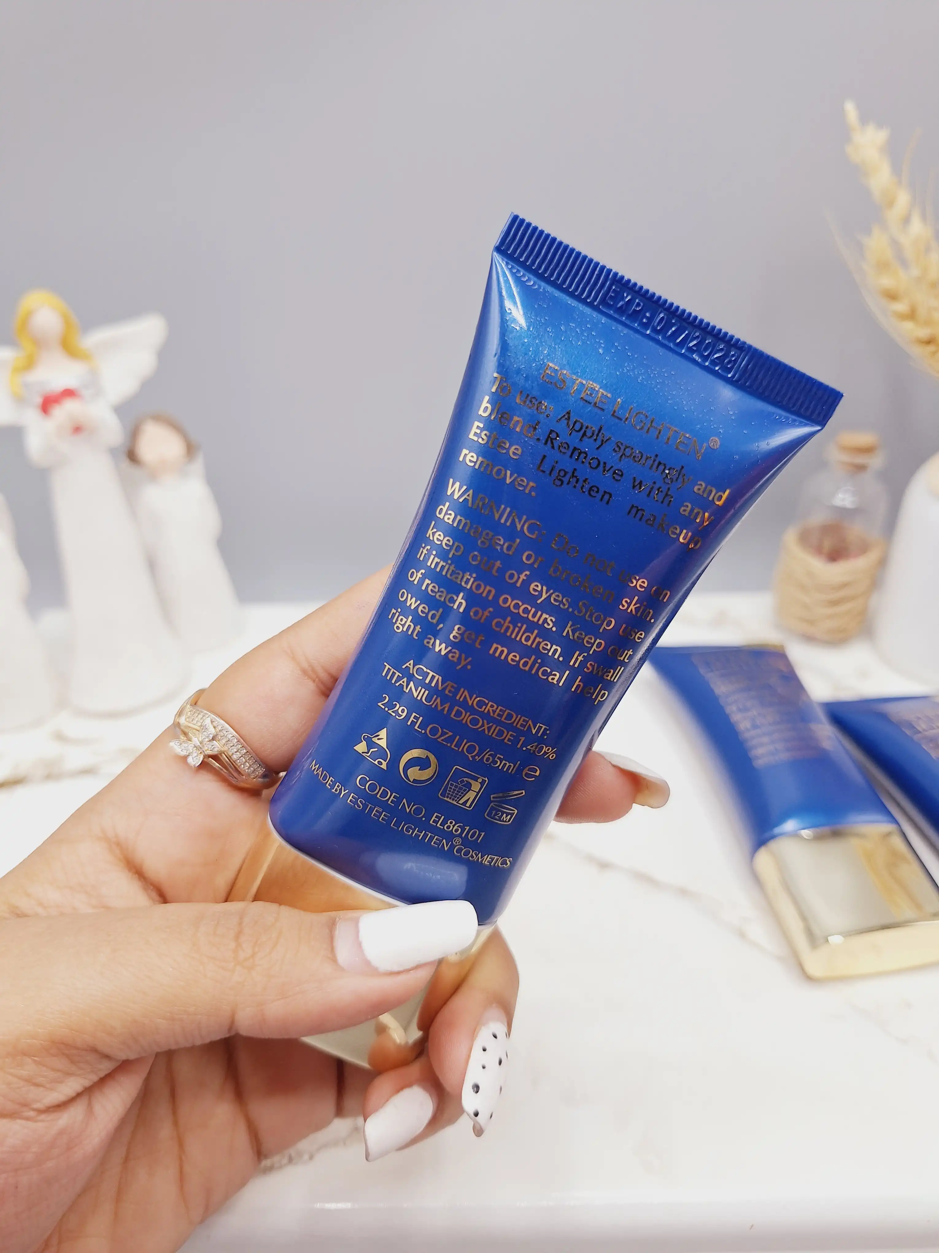 کرم پودر تیوپی استی لایتن ESTEE LIGHTEN بافت سبک دارای spf45 ماندگاری بالا کد 86101