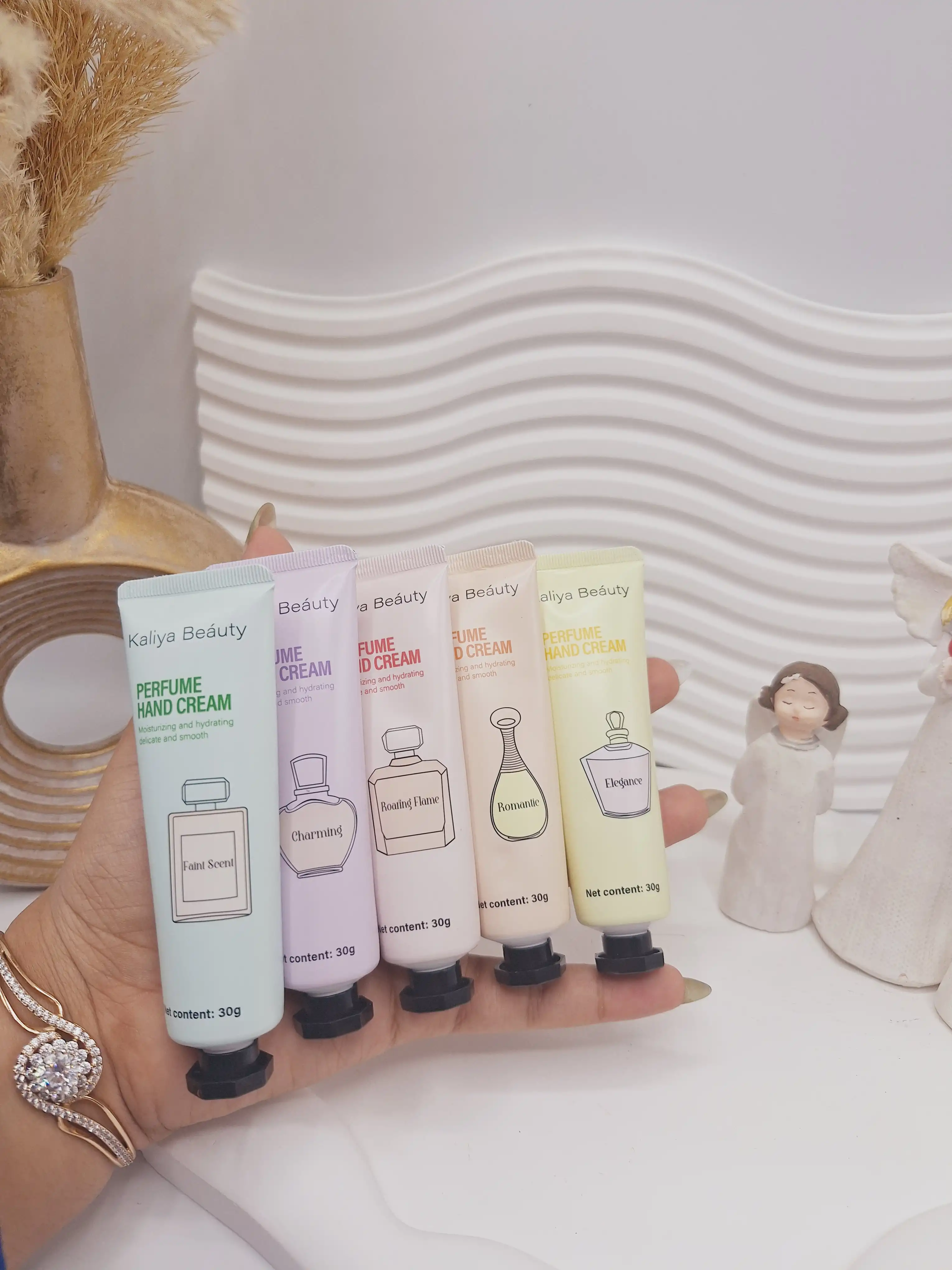 پک کرم دست 5 تایی مرطوب کننده کیفی طرح پرفیوم (عطر) برند کایلی بیوتی کد 377
