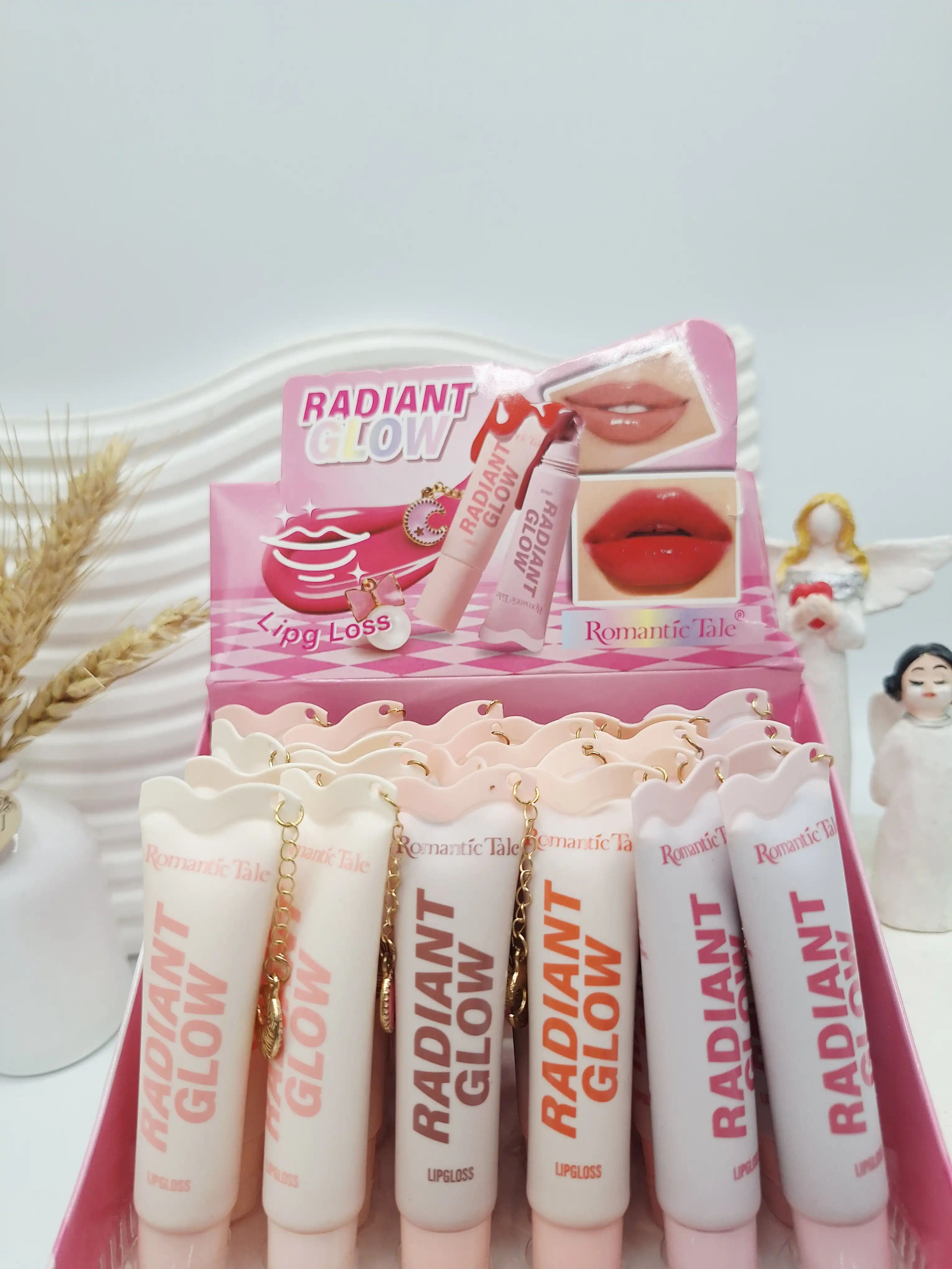 لیپ گلاس تیوپی براق همراه آویز ماه برند RADIANT GLOW کد 8204
