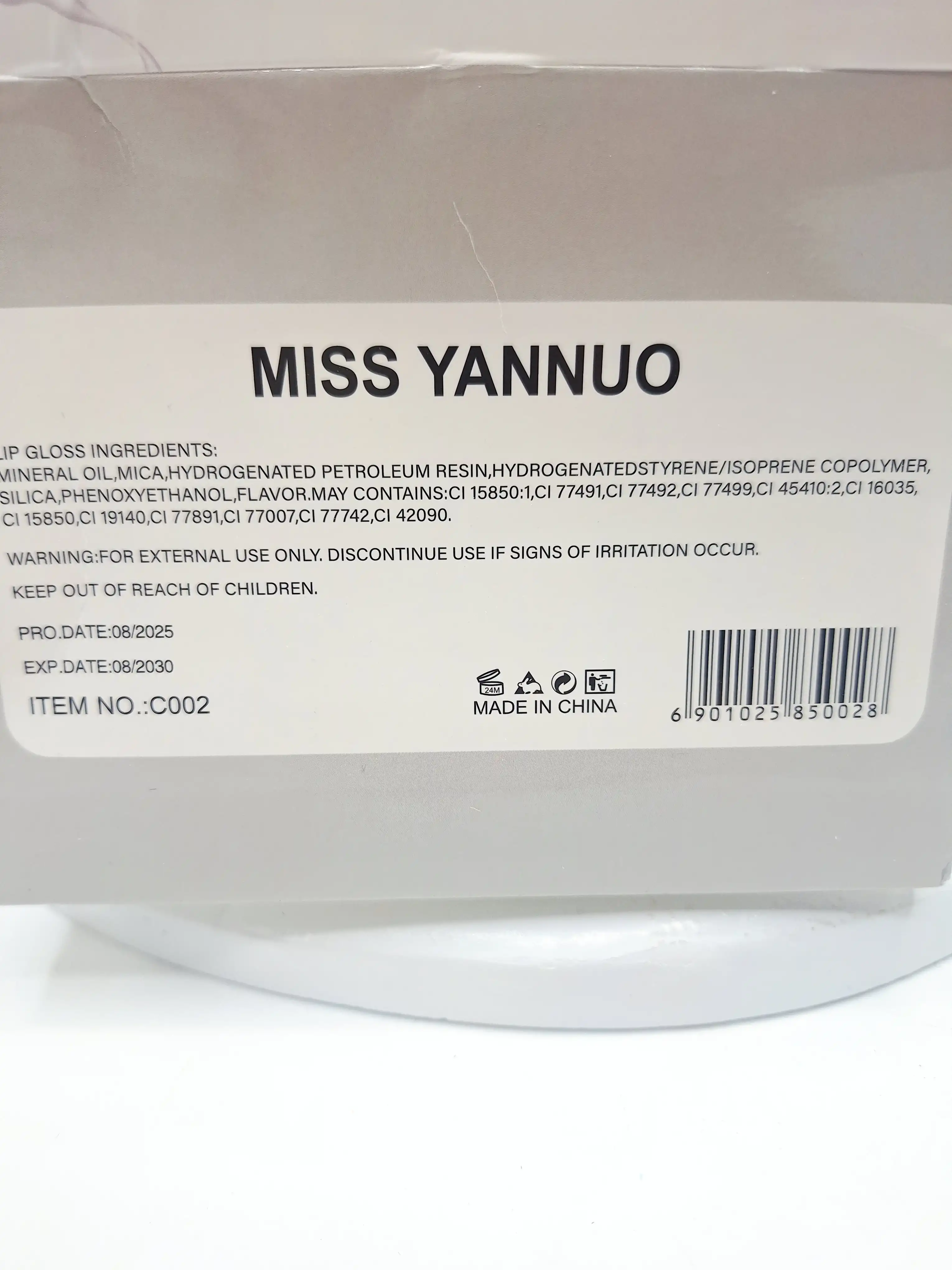 برق لب بی رنگ با طعم میوه ای برند MISS YANNUO  کد 002